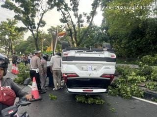 Xpander yang Dikemudikan PNS Tabrak Brio dan Dua Pohon Dekat Taman Labuay, Satu Orang Luka
