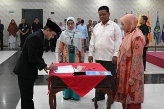 Rektor Sri Indarti Lantik Dr Odih sebagai Dekan Fakultas Kedokteran Unri Periode 2025-2029