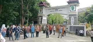 Puluhan Pemilik Kios Narosa Demo ke Kantor Bupati dan DPRD Kuansing