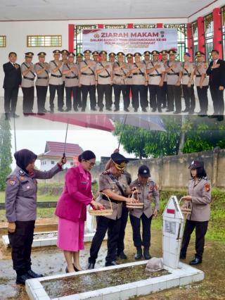 Kapolres Pelalawan-Ketua Bhayangkari Ziarah Makam dan Tabur Bunga Meski Hujan Deras