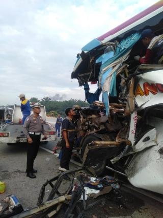Sopir Bus Pelangi Kabur, 16 Penumpang Luka-luka dan Balita Meninggal di Tol Permai