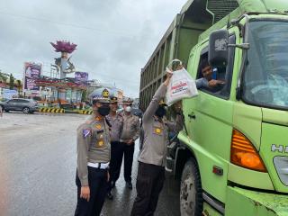 Puluhan Sopir di Inhu Dapat Bantuan Paket Sembako dari Kapolres 