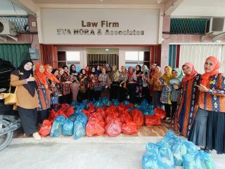 Advokat Ladies Riau Bagikan Ratusan Paket Sembako ke Warga Kurang Mampu