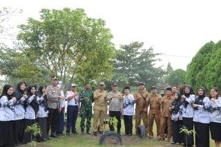 Dukung Program Green Policing Kapolda Riau, Kapolres dan Wabup Rohil Tanam Pohon di Sekolah