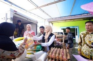 Hadir Mewakili Gubri, Henny Sasmita Wahid Sapa dan Layani Warga di Pasar Pangan Murah