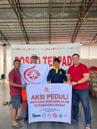 IKA FISIP Unri Salurkan Bantuan ke Korban Galodo Sumbar 