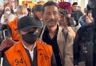 Gubernur Riau Nonaktif Pulang ke Pekanbaru Pakai Rompi Tahanan KPK