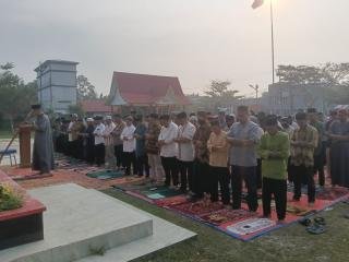 Gelar Sholat Istisqa, Warga Teluk Meranti Berdoa Minta Turunkan Hujan