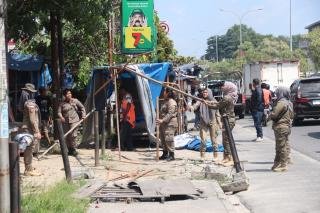 PKL Soebrantas Ditertibkan, Lapak Berjalan Dikandangkan ke Kantor Satpol PP 