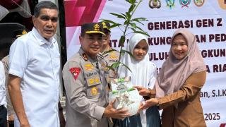 Siswa yang Cinta Lingkungan, Kapolda Riau Berikan SIM Gratis dan Ini Minimal Tanam Pohonnya
