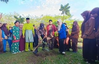 Bhabinkamtibmas Bersama Mahasiswa Jadi Agen Green Policing di SMAN 3 Pekanbaru