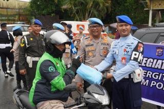 Wujud Sinergitas, TNI-Polri di Riau Gelar Patroli Gabungan dan Bagikan Sembako ke Warga 