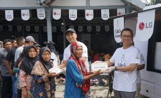 Momen Lebaran, LG Bagikan 1.000 Paket Makanan dan Cek Kesehatan Gratis kepada Dhuafa