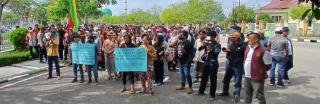 Polemik Semenisasi Jalan Menuju PKS PT MAN, Ratusan Massa Minta Bupati Lakukan Mediasi