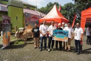 Perluas Manfaat bagi Masyarakat Melalui Semangat Kebersamaan, Telkomsel Salurkan Hewan Kurban