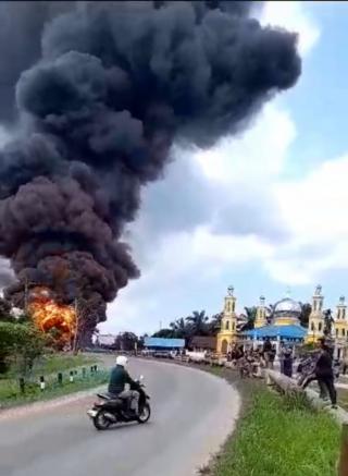 Diawali Lakalantas, Truk Tangki BBM Meledak di Dumai 