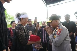 Beri Penghormatan Terakhir, Wakapolda Serahkan Merah Putih kepada Istri Iptu Donald Junus Halomoan