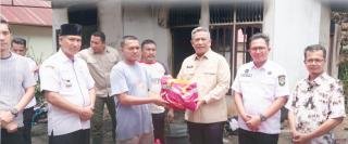 Tinjau Lokasi Kebakaran di Lenggopan, Bupati Rohul Anton Salurkan Bantuan dan Hunian Baru