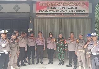 Kapolsek Pangkalan Kerinci Pimpin Patroli Sinergitas Sambangi Kantor Penyelenggara Pemilu