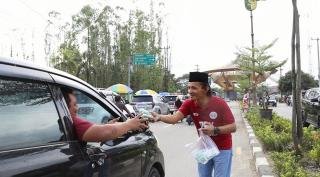 Pemuda Batak Kuansing Berbagi Takjil Berkah Ramadan ke Pengendara 