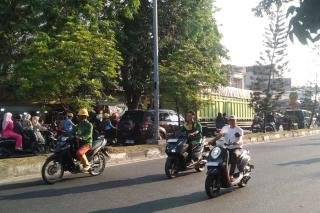 Truk Masuk Kota Perawang Sebabkan Macet, Polisi Terkesan Lakukan Pembiaran