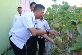 Lapas Pekanbaru Bagi-bagikan Melon Panen Raya ke Warga Setempat dan Binaan 
