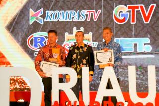 Bupati Rohil Raih Penghargaan Nominasi Pemerintah Peduli Penyiaran