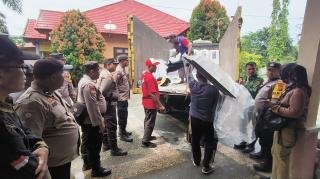 Polsek Siak Kecil Kawal Ketat Distribusi Logistik Pilkada ke Seluruh PPS