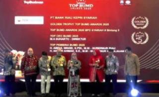 Membanggakan! Gubernur Riau Raih Golden Trophy Top BUMD Awards 2025