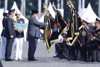 Presiden Prabowo Anugerahkan Nugraha Sakanti ke Divisi Humas Polri dan Enam Satker