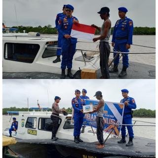 Sambut HUT ke-80 RI, Satpolairud Polres Rohil Bagikan Bendera dan Sembako kepada Nelayan