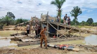 Kolaborasi Apik, Warga Semelinang Tebing Sukarela Bongkar Peralatan Tambang Emas Ilegal
