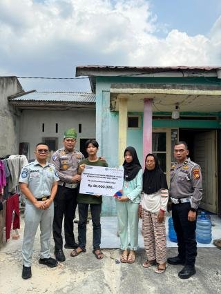 Tulang Punggung Keluarga Meninggal, Ditlantas Polda Riau Salurkan Santunan