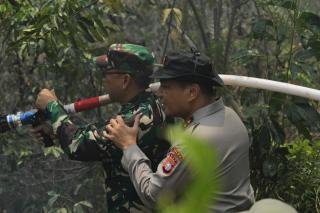 Bersama Personel Gabungan, Kapolda Riau Berjibaku Padamkan Karhutla di Dumai