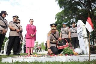 Ziarah dan Tabur Bunga ke TMP Kusuma Dharma, Kapolda Riau: Semangat Juang Mereka Inspirasi Kami 