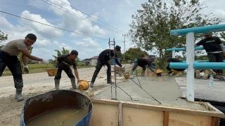 Hidupkan Asa, Polri-Masyarakat Kompak Goro Bangun Jembatan Merah Putih di Sungai Mandau