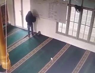 Aksi Pencurian Kotak Infak Masjid Terekam Kamera CCTV