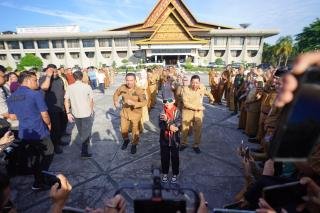 Menduniakan Pacu Jalur, Gubri Nobatkan Rayyan Jadi Duta Pariwisata dan Berikan Beasiswa Pendidikan