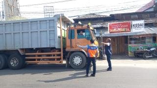 Larangan Masuk Kota Dimulai, Ratusan Truk Tonase Besar Dipaksa Putar Balik 
