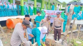 Ke MAN 2 Inhil, Kapolsek Tanah Merah Gaungkan Cinta Lingkungan dengan Tanam Pohon