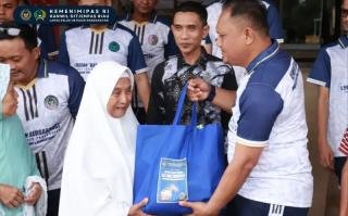Peringati HBP ke-62, Lapas Pasir Pengaraian Salurkan 25 Paket Sembako untuk Warga