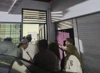 Pasangan Kumpul Kebo dan Waria Kocar Kacir Dirazia Satpol PP, Belasan Orang Diamankan 