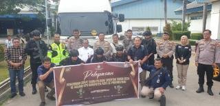 Ketua KPU Lepas 10 Truk Pengangkut Logistik Surat Suara Pilkada Riau 