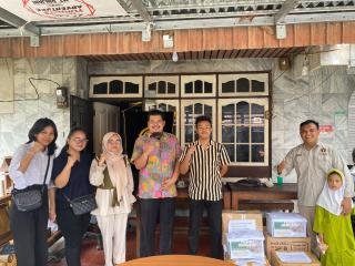 IKA AP dan Himanistik Serahkan Bantuan ke Korban Galodo Sumbar