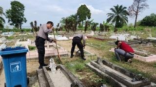 Sambut Hari Bhayangkara ke-79, Polsek Rupat Selatan Gelar Baksos Religi ke Pemakaman 