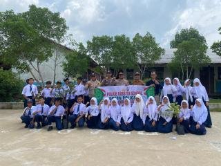 Kapolsek Tanah Merah Sosialisasikan Green Policing ke SMPN 01, Ajak Lestarikan Lingkungan
