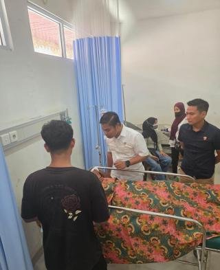 Jenguk, Kasat Reskrim Polres Siak Apresiasi Keberanian Penjaga Kampong Dosan