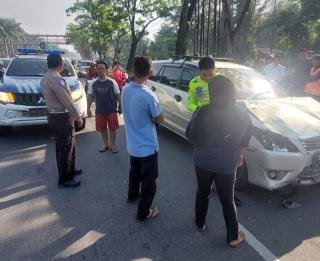 Hilang Kendali, Innova Tabrak 2 Pejalan Kaki di Jalan Sudirman 