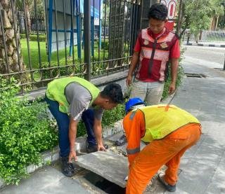Dishub Pasang Kembali Belasan Penutup Saluran Air Pedestrian yang Hilang Dicuri 