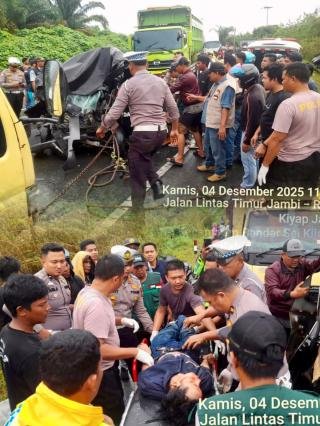 Mobil Pikap Tabrak Dump Truk, Dua Tewas Satu Luka Berat